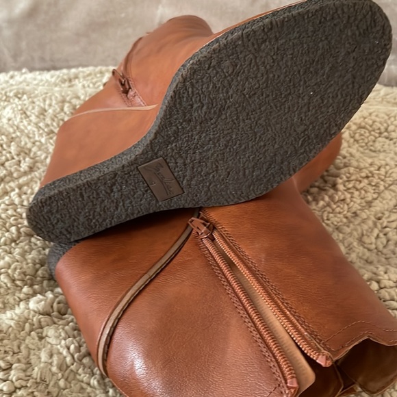 Zodiac heeled boots in brown.  Like new, worn once. - Picture 5 of 6
